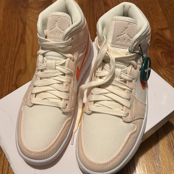 New in box women’s Jordan mid - Picture 5 of 7